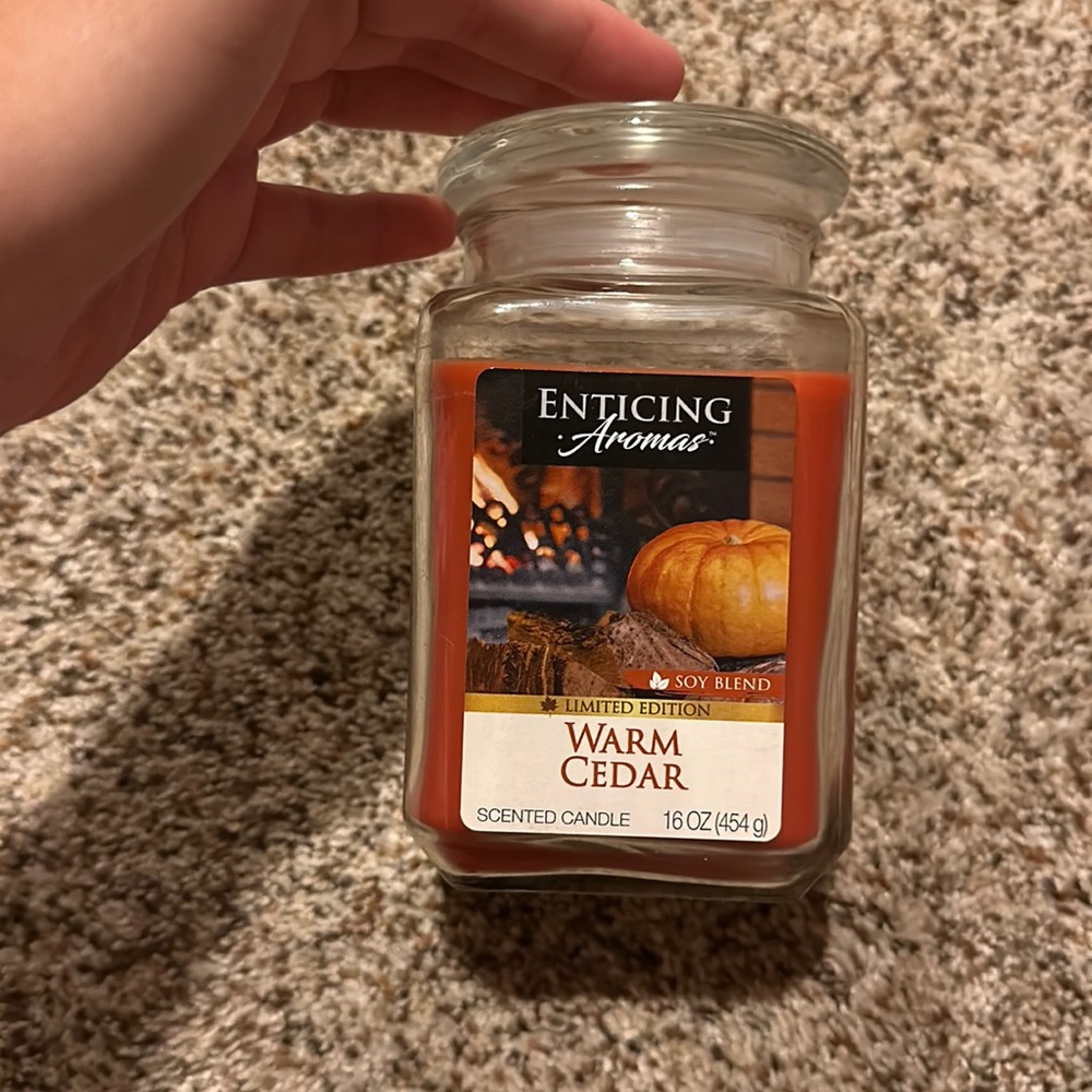 Warm cedar (burnt candle)